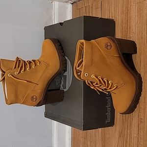 Size 7 Timberland Lana Point Boots in wheat nubuck